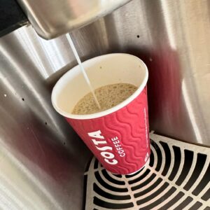 Minoru Suzuki Instagram - COFFEE TIME

オーランドに戻る為にシラキューズ空港へ早めにきた。ギリまで待ってると寝過ごしそうだからな。ラテ飲みたいなぁ〜とコーヒースタンドを探していたら、ロンドンでお馴染みのCOSTAコーヒー自販機があーるじゃあーりませんか！オレはなんでもとにかく試すことにしてる。ダメだったら次回どうするか考えたら良いってなんでも思ってる。だから何でもやってみる。本やネットで得た「誰か他人の経験と知識」も時には役にたつこともあるが、頼って生きていきたくない。なんでも自分で判断したいんだ。お！お？おお！で出来上がったのがキャラメルラテ。ふんふん…なるほど。ん〜悪くはない。ムフフ。