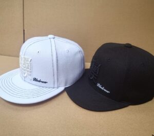 Minoru Suzuki Instagram - PILEDRIVER FLAT CAP
脳天杭打 黒黒、白白
近日発売
フリーサイズ
¥5600-

@piledriver_harajuku 
「脳天杭打」この言葉を漢字四文字の配置で表現したかった。ベースボールキャップの額の部分という限られたスペースに漢字四文字をどう並べるか…。そしてカラーリングをどうするか…答えはひとつ！「自分自身がかぶって歩き、原宿の町でかっこいい！」というわかる様なわからない様な抽象的な言い方だがそんな感じで決めた。入荷情報はパイルドライバー公式Xにて随時発表。パイルドライバー夏の新作続報に乞うご期待！