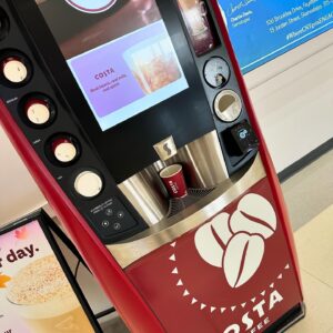 Minoru Suzuki Instagram - COFFEE TIME

オーランドに戻る為にシラキューズ空港へ早めにきた。ギリまで待ってると寝過ごしそうだからな。ラテ飲みたいなぁ〜とコーヒースタンドを探していたら、ロンドンでお馴染みのCOSTAコーヒー自販機があーるじゃあーりませんか！オレはなんでもとにかく試すことにしてる。ダメだったら次回どうするか考えたら良いってなんでも思ってる。だから何でもやってみる。本やネットで得た「誰か他人の経験と知識」も時には役にたつこともあるが、頼って生きていきたくない。なんでも自分で判断したいんだ。お！お？おお！で出来上がったのがキャラメルラテ。ふんふん…なるほど。ん〜悪くはない。ムフフ。