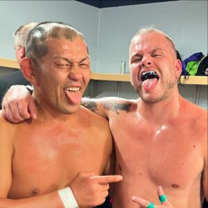 Minoru Suzuki Instagram - Moonlight Son

ニューヨーク州の北の方の街で行われたICW。そこで対戦したMike Skyrosが試合後に挨拶に来てくれた。ガンガン向かってきて楽しくなったので、ガンガンやり返して面白かった！初めて来た街で、初めて観る観客の前で、初めて対戦するやつと試合して…お客さんのワーとかウォーとか声を引き出してプロレスをする。そこで感じたのは「やっぱりプロレスは世界中に存在して世界中に色んなレスラーがいて色んな正解がある」…ってこと。毎日が刺激的だし、毎日が冒険感で溢れている。世界はまだまだ広い！
さぁ明日から数日間のOFFをフロリダのオーランドで過ごす。明日のディナーは…あいつと再会！へへへ。。。