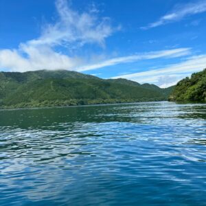 Minoru Suzuki Instagram - Lake ASHINOKO

朝イチは霧が濃く前が全然見えないくらいだったのに…陽が登ったら一気に晴れた！満足したのですでに帰宅。。。上機嫌でパイルドライバーに行くぜ〜