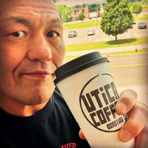 Minoru Suzuki Instagram - COFFEE

空港に大会スタッフがお出迎え。腹減ったのでKFCに寄ってもらい会場へ。試合までまだまだ時間はありそうだ。リラックス出来そうな部屋みつけて近くで買ってきてもらったコーヒーを飲む。音も何もしない空間。ボーっとしてる。。。
