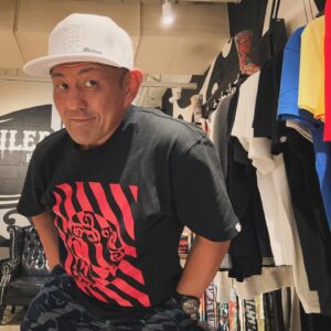 Minoru Suzuki Instagram - SUMMER 

@piledriver_harajuku 
夏の新作がドババババっと入荷。「脳天杭打CAP白白」と「ストライプROCKスカルBxP」さ、暑いけど頑張って行こー！もう少し店にいるよ。