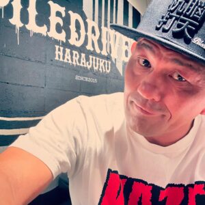 Minoru Suzuki Instagram - PILEDRIVER

@piledriver_harajuku 
パイルドライバーという昔からある技をチョイス。いま使っている「ゴッチ式パイルドライバー」を初めて使ったのは…たぶん35年前UWF横浜アリーナ・中野戦だったと思う。その後カールゴッチさんと出会いあの技は完成へ向かって行く。完成した後しばらく使うこともなく時間が過ぎていった。2003年に格闘技界からプロレス界に戻ってきて再び使う様になった。しばらくは相手を追い込む大技という位置付けでしかなかった。でもこの技を完全無欠の必殺技にしたのは…なんと地方巡業という日本のプロレスのスタイルだったことはみんな知らない。世界的にも廃れかけていた「パイルドライバー」という古典技。これが見事に復活。今や「GOTCH STYLE PILEDRIVER」は完全無欠の必殺技として、世界中で認知されている。体制に入っただけでドーーーーー！っと湧くほどまでに。そんなこんなで自分の代名詞であるパイルドライバーを社名と店名に。Tシャツもたくさん出ている。もちろん商標登録済みだ(笑) 次なる新作はこの脳天杭打のCAP。う〜む…技名を店名にしたっていう話だったのが新作発表になってしまった…。。。