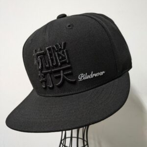 Minoru Suzuki Instagram - BLACKblack. WHITEwhite

@piledriver_harajuku 
本日7/7 14:00より発売のNEW CAP。
【脳天杭打 FLAT CAP】
¥5600-
黒ボディに黒刺繍の「黒黒(クロクロ)」
白ボディに白刺繍の「白白(シロシロ)」
原宿店舗、ecサイトwww.piledriler.jpにて発売！