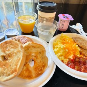 Minoru Suzuki Instagram - Good Morning

アメリカ人って朝サラダ食べないの？習慣的にサラダ食べてるからカラダが欲してる。ま、これはコレで良っか！この後ランチをしてからこの旅の最終目的地へ向かう。向かうのは…えっと…あっちだ！