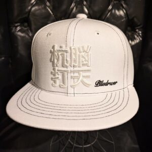 Minoru Suzuki Instagram - BLACKblack. WHITEwhite

@piledriver_harajuku 
本日7/7 14:00より発売のNEW CAP。
【脳天杭打 FLAT CAP】
¥5600-
黒ボディに黒刺繍の「黒黒(クロクロ)」
白ボディに白刺繍の「白白(シロシロ)」
原宿店舗、ecサイトwww.piledriler.jpにて発売！