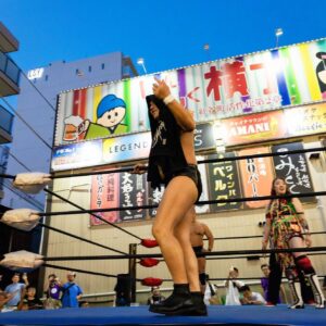Minoru Suzuki Instagram - Last Night

昨夜の平塚七夕まつりプロレス。商店街ど真ん中の駐車場に建てられたリング。後ろの看板が飲み屋街っぽくて良い。あんな狭いところにびっくりするぐらいの人が集まった。そして平塚駅前商店街に響く「風になれ〜！」の大合唱。さぁ、夏は始まったばかり！楽しんだもん勝ちだ〜