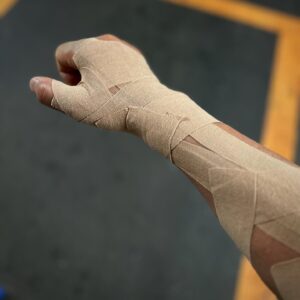 Minoru Suzuki Instagram - Like a mummy

廣戸道場の廣戸トレーナーのところに行って全身診てもらった。「ココがこうなって…こっちがアレで…」でテーピングだらけになった。「明日はこれ外して良いから！」そんなこんなでまるでミイラ男。次の闘いに備える。次の闘いは…
あ、
都電プロレス(笑)