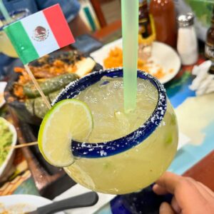 Minoru Suzuki Instagram - Margarita

昨夜飲んだマルガリータ。デカイ。二杯飲んでクルクルパーになりかけた(笑)  ホテルに戻りさっさと寝て…ハッと目が覚めた…時計を見ると1:30過ぎてる…やばっ！…さくらえみに電話した…あれ？11時に迎えに来てくれるハズだったのにオレ寝ちゃってて…「ハイ、"明日の"11時にホテル迎えに行きますよ」…ん？あれ？…「明日行きますねー」…あ、あれ？あれれ？んんん？あした？へ？…「スズキさん寝ぼけてますねw」…あ、じゃあ明日…ん〜なになになになに？あ…寝ぼけてたなオレ(笑)  アメリカに来るとスケジュールが詰まって寝れない日があったり、寝不足が続いたりするからこんなこと…まぁあるね。。マルガリータのせいだ。。。