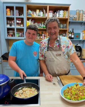 Miquel Montoro Instagram - Con lo nuestro 🍤🥬🥩🚜🌿😂
