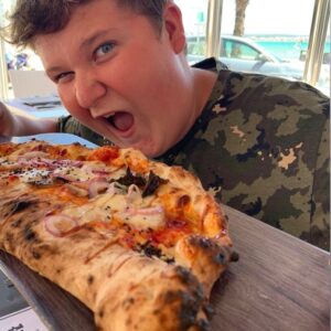 Miquel Montoro Instagram - Que tal vuestro verano?🍕🍺🏊🏻‍♂️🌞
