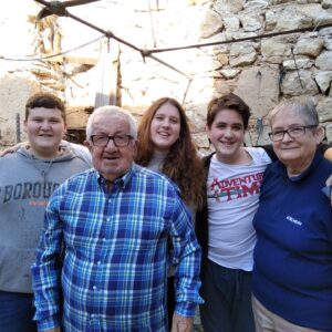 Miquel Montoro Instagram - Comida con los abuelos 👨‍👩‍👧‍👦👉🏼👉🏼Molestando un poco a mi abuelo😂😘
