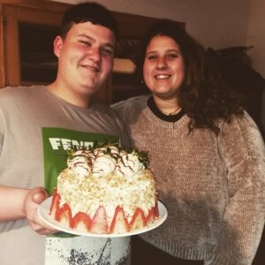 Miquel Montoro Instagram - Mirad que me hizo mi hermana, el día de mi cumpleaños, esta tarta es de dos pisos, con fresas y chocolate blanco, una pasada, gracias @lauramontorof, eres la mejor