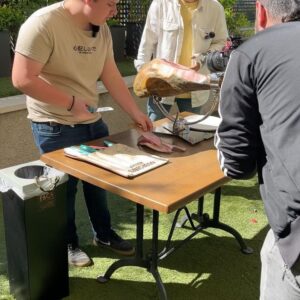 Miquel Montoro Instagram - Aprendiendo un poco con @victor_sanchego_jamon 😎