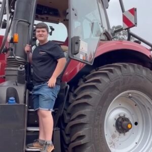 Miquel Montoro Instagram - Está muy bien jugar al farming Simulator con las máquinas de @tmccancela pero a mí lo que más me gusta es jugar en el campo.  #tmccancela #farmingsimulator #fs22 #agricultura #agriculture #forestal #forestry