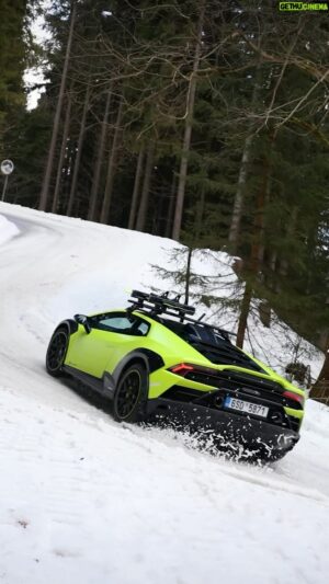 Míra Hejda Instagram - Vyjede Lamborghini Huracán Sterrato až na vrcholky hor? Za mě to bylo 90:10! Tzn. na 90% spíš nevyjede a 10% bude srdíčko! 😅 Už dnes v 18:00 sledujte nový dil Osobního řidiče na Youtube! #osobniridic #lamborghini #huracan #lambo #sterrato #hurracansterrato #test #testdrive #hory #mountains #go #cars #asperformance