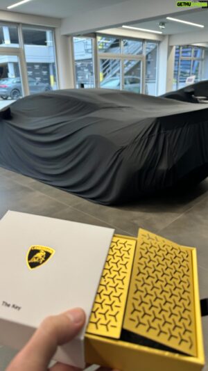 Míra Hejda Instagram - #unboxing… Asi nikdy mi nepřislo tolik zpráv… díky moc za vaše přání. Přečetl jsem je všechny! #lamborghini #huracan #tecnica #youtube #test #osobniridic #huracantecnica #mydreamcar #newcar #supersport
