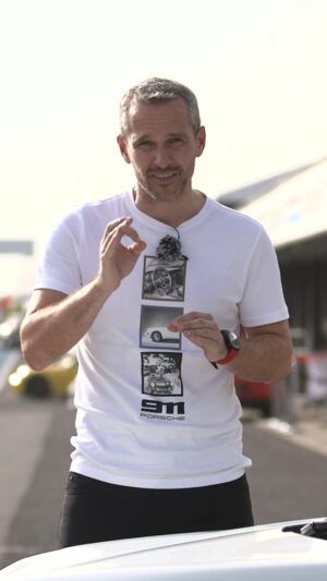 Míra Hejda Instagram - Znáte záruku Porsche Approved? Až jí poznáte, budete v klidu 🫵Vztahuje se na všechna Porsche do stáří 15 let/200.000 ujetých km. Kryje všechny poruchy vč. servisních prací. Předplatit se dá i na vozidlo po záruce. Více ve videu a na webu @porschecentrumpraha #porsche #approved @porsche_cesko