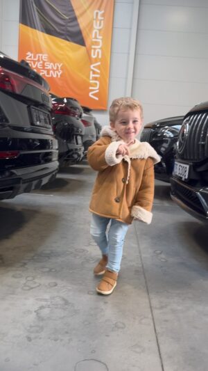 Míra Hejda Instagram - Niky na shoppingu 🤣🏁🚀 @autasuper #shopping #cars #audi #mercedes #porsche #tesla #lamborghini #bentley #zijtesnysny #ZijteJakoNiky 🤣🤣🤣