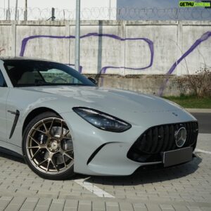 Míra Hejda Instagram - VYHRAJ další zážitek Osobního řidiče 🏁 Horká novinka AMG GT63 na polygonu 🏁🚀 V8 4.0 s výkonem 577 koní a točivým momentem 800 Nm má zrychlení z 0 na 100 za 3,2 sekundy. Chceš to zažít nebo někomu věnovat? Napiš mi do komentu nebo označ toho, kdo by měl zážitek vyhrát. Let´s go! 🤩 #osobniridic #mercedes #amg #gt63 #novydil #zazitek #vyhraj