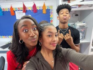 Mirabelle Lee Instagram - my crew 4 life 💌💌
tune in next week for the season finale ! it’s the battle to be goldennnn ! 🌟 #saturdaysseries #2cute4u