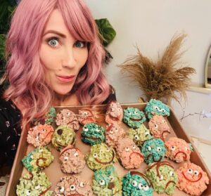 Miranda Frigon Instagram - I don’t wanna spook anyone but thought I’d share the scary monster Halloween treats my little one and I made. Watching how proud she was to share them with all her little friends at school was the best part ;) #givingislove #halloweentreats #halloweenkidstreats #gratefulmama