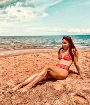 Miranda Frigon Instagram - 🏝🌴🤍 Just me in my target bikini.