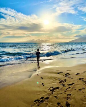Miranda Frigon Instagram - First sunset in Maui. This place is heaven on earth. So grateful to be here. 🙏🏼🌊 ⛅️ 🏝 #maui #mauisunset #halepauhanaresort #beachsunset #gratitude #peace