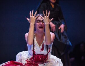 Miranda de la Serna Instagram - Arranca la segunda semana de Bodas De Sangre y no puedo esperar para subirme devuelta al escenario VENGAN AL TEATRO! @elsanmartinctba 🎭🩸