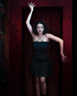Miranda de la Serna Instagram - A ver si con estas fotos me llaman para hacer terror…🧛🏻‍♀️🤞🏼

Gracias @josetolomei por las fotos incriebles para @revistanoticias en unos días sale la nota online💖