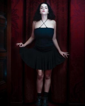 Miranda de la Serna Instagram - A ver si con estas fotos me llaman para hacer terror…🧛🏻‍♀️🤞🏼

Gracias @josetolomei por las fotos incriebles para @revistanoticias en unos días sale la nota online💖