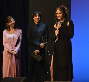 Miranda de la Serna Instagram - Que loco todo lo que paso ayer. Fue una noche re fuerte y que hermoso haberlo compartido con esta gente tan linda que no veia hace tanto tiempo y que son tan importantes para mi 💕. Stylist: @ailenzoe  MakeUp: @mbetarb Vestido: @aa____arg  Joyitas y accesorios: @limidojoyas @_negranegra