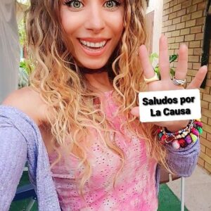 Mirela Payret Instagram - Me invitaron a colaborar con esta bella propuesta @famosos (LINK en BIO👆) info en vídeo. Al hacerlo elijo contribuir con la Fundación MARITA VERÓN @fundacionmariadelosangelesorg que busca, rescata y ayuda a las víctimas contra la trata de personas e interviene en la liberación de chicas, chicos y mujeres trans, en su gran mayoría menores (de 8 años en adelante) que han sido raptadxs y esclavizadas sexualmente por el crimen organizado. La fundación les da sustento, contención y cobijo para que puedan "volver a empezar una vida" (si se puede llamar así) tras haber sido torturadas durante años, drogadas con inyecciones y otras sustancias químicas, y obligadas a ejercer la prostitución "sin que se les note el terror que experimentan", siendo controladas bajo el miedo, sometidas a palizas de muerte si se niegan y sin poder tener ni 1 día de descanso aunque se pongan enfermas, agotadas. Son medicadas con fármacos para cortar sus menstruaciones y así puedan ser explotadas sin cortes, les provocan abortos (introduciéndoles alambres) q las desangran (algunas hasta su muerte) en caso de quedar embarazadas. Son doblegadas psicológicamente con vejaciones y amenazas de muerte hacia ellxs mismas y hacia sus familiares, madres, hijxs.. de los cuales, sus torturadores y captores tienen información y la usan para debilitar y ejercer terror y poder sobre ellas. Estas situaciones de tortura malviviendo en antros con condiciones insalubres e inhumanas duran años y cuando ya "no sirven más" o si se revelan o tratan d escaparse.. simplemente las matan a bocajarro y las entierran sin identidad en cualquier zanja.

La fundación con Susana Trimarco a la cabeza, defensora de los derechos humanos, madre luchadora incansable que investigando el secuestro de su hija Marita recorrió prostíbulos infiltrándose vestida de prostituta tratando de encontrarla, logró rescatar a más de 7.000 mujeres privadas de libertad, secuestradas y continúa acompañando a las víctimas desde el rescate dl lugar d explotación, mientras sigue buscando a su hija. Con su fortaleza trata d devolverles una dignidad, les aporta sustento, comida, hospedaje, asistencia psicológica, médica, social

Continúa 1° Comentario👇
