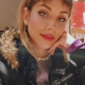 Mirela Payret Instagram - Mi flequi & 23 razones...⬇️
🦋Tal vez en este momento
creés que tú vida se desarmó
como un castillo de arena
que fue embestido por una ola
que incluso esperaste
mirando fijamente al horizonte.

Sabías que iba a pasar
pero a pesar del miedo la esperabas
porque sabés que a veces
para construir distinto
se tiene que romper casi todo,
menos el propio amor.

Tal vez ahora
no sepas por dónde empezar
qué hacer con esta libertad,
con tantas personas y posibilidades nuevas.

Esta libertad que en un primer momento
parece hasta incómoda.
Con esos silencios
que tanto esperaste
pero que aún, hacen ruido.

Tal vez ahora
la casa te quede grande,
la música esté demasiado fuerte,
las mañanas estén raras,
y el sol esté más tímido.

Pero es hermosa la valentía
de jugar pudiendo patear un tablero
cuando las fichas ya están gastadas,
de querer ganar batallas
que se perdieron hace tiempo.

Es tan hermosa, la valentía 
de poder asumir que el amor
que nos debemos empieza
cuando los castillos que construimos
no son de arena, si no de sueños
(😝yo diría: “de vida”) por cumplir.

Texto de 23 razones..
CinWololo