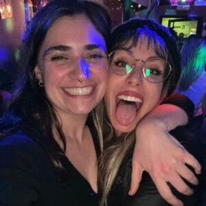 Mirela Payret Instagram - Nosotras solo nos infiltramos los labios con la calentura que nos inflama “lo auténtico”.
💋 Mañana las pu(e)tas de #LenguaBurdel vamos a brindarte la ambrosía… ¿Te dejaremos comer de ella?

Vamos a jugar con nuestras lenguas, un músculo muy útil para expresar amor. En Febrero tiene que ser el órgano más usado.👅

Las diosas… un remolino perfecto de emociones que se te incrustan en alguna parte del cuerpo y ahí se quedan susurrando.🖤

¿Te animas a mirar o prefieres una venda en los ojos mientras sientes? 🌶😈
¿Estás listo para traspasar tus barreras? 
¿O buscas un lugar seguro en tu butaca de siempre?
¿Cambiarías lo tuyo por lo nuestro?🧨

El mayor riesgo? No asumir ningún riesgo…
El amor es siempre algo arriesgado. Una zona vulnerable. Expuesta. En el amor jugamos con desventaja… Sin embargo, la vulnerabilidad es el único camino hacia el otro.

Sin riesgo no hay amor. 
Ahí reside la osadía. 
🏹🫀Yo admiro al valiente, al vulnerable, al flexible que se permite ser atravesado por la flecha genuina y se anima a jugar en este ring, arriba de la tarima.

Me calienta la transparencia🫠, me divierte correr(me) el riesgo. 
¿Y a ti?

Crezco cuando ejercito el coraje..

LA 6° 🔜 ❤ Mi sorpresa de Valentine: “Aparecemos anunciadxs en @elmundo_es tanto en versión papel como en su web. 

https://www.elmundo.es/madrid/2024/02/14/65cbcdcd21efa03f3c8b45ba.html

🎼🎶: @kamikaze_cpv @rderumba_real @kaseo_real