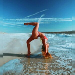 Mirela Payret Instagram - El agua no te frena. No resiste. El agua fluye. Cuando sumerges tu mano en ella, solo sientes la caricia. El agua no es una pared sólida, no te detendrá. Pero siempre va a donde quiere ir, al final nada puede resistirlo. Y siempre vamos a donde ella quiere con nuestras emociones cuando brotan  a borbotones en cascada sin freno.  Nadie puede retenerla por mucho... O se derrama🌊, o se evapora🌪🌬, o se congela❄... Observándola aprendemos nuestra gran capacidad para cambiar de estados...  

 El agua es paciente, con un goteo constante desgasta la piedra. Recuerda eso. Recuerda que estás hech@ de agua. Si no puedo atravesar un obstáculo lo bordeo, lo evito, suelto amarras, aflojo resistencia, dejo de hacer fuerza, de empeñarme... Y miro cómo mi agua encuentra su flujo...💧

Ella, la potente transmisora de información energética comunica, trae mensaje...  ⚡

 ¿Y tú? ¿Cuánto escuchas la conexión con tu propia agua? ¿Con el agua de tu 🌎?  

🌞 Te leo!! 👇🏽🌊