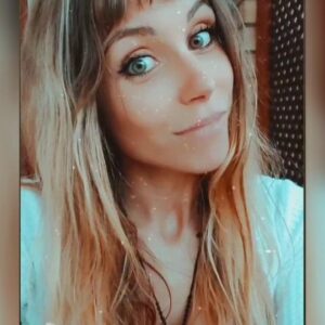 Mirela Payret Instagram - HOY 20h Argentina 🧉🇦🇷💙❤🌒🌟
00:00 hora de Las Brujas 🧚🏽‍♀️💃🤸🏼‍♀️en la Península Esp... me va a entrevistar la periodista, taromante, coach @VictoriaArderius una genia con luz en todo lo que emprende, es a través de su INSTAGRAM LIVE en el Ciclo YIN YANG, estaremos en vivo charlando sobre las enseñanzas que rescatamos de este encierro obligatorio, lo que aprendimos, qué integramos?.. y demás hiervas... 

Y...!!! a las 22h ARGENTINA vuelven a emitir @adiosqueridopep_film esta vez por el canal @cine.ar una de las hermosas pelis donde tuve el placer de laburar en argentina... 

Agradecida a la vida y al arte por este inicio de Solsticio a pura magia energética!!!