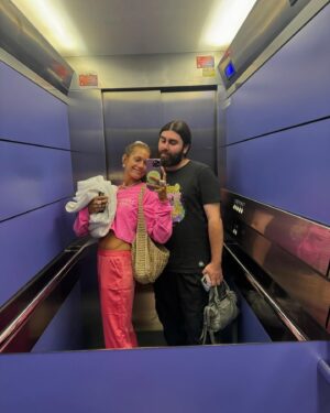 Miri Pérez-Cabrero Instagram - Estoy llena de 🩵🩵🩵🩵🩵🩵🩵!!!! Recap recap recap de los que me gustan 🌞🌞🍎🥖🍞🥯 🎀👗❤️‍🔥
.
1) el concierto de @maluma me dejó así 
2) gym en casa ✅
3) comprando toallas con mi Diega
4) maquillaje a punto!!! x @jen_barreiro 
5) el conjunto azul que no me saco 
6) de cuando Babi y yo dormimos de la mano 
7) mañaneo con pap y nuestros pijamas nuevos 
8) zebra zebra zebra zebraaaa
9) lo que no se ve cuando nos vamos a publi 
.
Que tengáis una linda noche de juernes!!!!🤍🤍🤍🥂🐡🥞 #diary