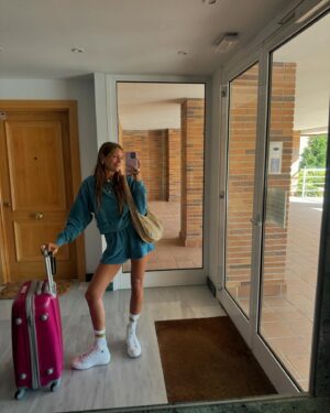 Miri Pérez-Cabrero Instagram - Estoy llena de 🩵🩵🩵🩵🩵🩵🩵!!!! Recap recap recap de los que me gustan 🌞🌞🍎🥖🍞🥯 🎀👗❤️‍🔥
.
1) el concierto de @maluma me dejó así 
2) gym en casa ✅
3) comprando toallas con mi Diega
4) maquillaje a punto!!! x @jen_barreiro 
5) el conjunto azul que no me saco 
6) de cuando Babi y yo dormimos de la mano 
7) mañaneo con pap y nuestros pijamas nuevos 
8) zebra zebra zebra zebraaaa
9) lo que no se ve cuando nos vamos a publi 
.
Que tengáis una linda noche de juernes!!!!🤍🤍🤍🥂🐡🥞 #diary