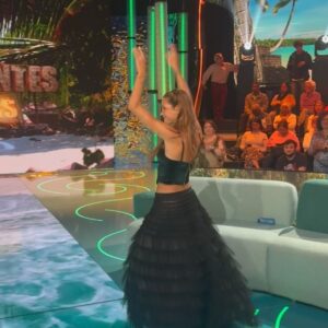 Miri Pérez-Cabrero Instagram - Estoy llena de 🩵🩵🩵🩵🩵🩵🩵!!!! Recap recap recap de los que me gustan 🌞🌞🍎🥖🍞🥯 🎀👗❤️‍🔥
.
1) el concierto de @maluma me dejó así 
2) gym en casa ✅
3) comprando toallas con mi Diega
4) maquillaje a punto!!! x @jen_barreiro 
5) el conjunto azul que no me saco 
6) de cuando Babi y yo dormimos de la mano 
7) mañaneo con pap y nuestros pijamas nuevos 
8) zebra zebra zebra zebraaaa
9) lo que no se ve cuando nos vamos a publi 
.
Que tengáis una linda noche de juernes!!!!🤍🤍🤍🥂🐡🥞 #diary