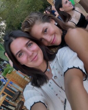 Miri Pérez-Cabrero Instagram - Rodeada de tanta gente bonita y en este planazo volver a la normalidad se hace mucho más fácil 🐡🍎🥐❤️💘❤️‍🔥💔🌞!!!! #diary