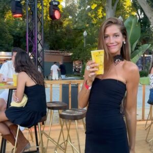Miri Pérez-Cabrero Instagram - Rodeada de tanta gente bonita y en este planazo volver a la normalidad se hace mucho más fácil 🐡🍎🥐❤️💘❤️‍🔥💔🌞!!!! #diary