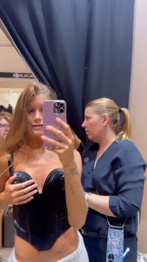 Miri Pérez-Cabrero Instagram - Historia de cómo conseguí mi look para el evento de @elcorteingles 😂💜 sin lugar a dudas, las dependientas las mejores!!!!!!!!! #diary #evento #look
