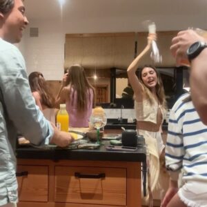Miri Pérez-Cabrero Instagram - Papayas, i 🩵 u forever!!!!!!!!!!!!!!!!!! qué días tan bonitos!!!!!!!!!!!! Os llevo en mi cora para siempreeeee ❤️‍🔥🐛🐛🐡🌞🥂 @papayacomunicacion