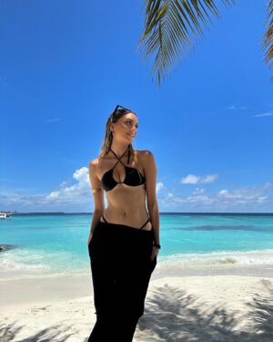 Miriam Martín Instagram - 🧜🏼‍♀️ 🖤
