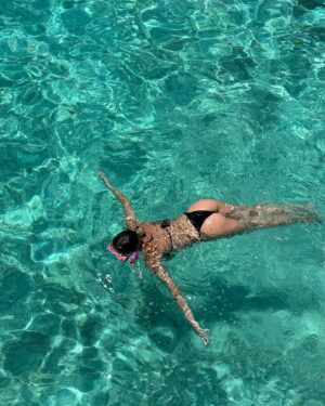 Miriam Martín Instagram - recap maldivas I 🐠🎣💙🦈
1. mis vistas desde la cama 
2. almuerzo 11:30 
3. 🐠🤿 
4. nuestras water villas 🏠
5. aquí hay solo mini 🍌 
6. piquitos ❤️ 
7. cumpliendo uno de mis mayores sueños 
8. 🦎 juancho 
9. pero en mini jijiji 
10. maldivas debajo del agua