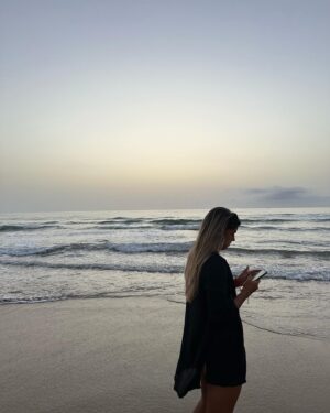 Miriam Martín Instagram - recap de 3 dias muy especiales 🌴🌊🥑💚

1. estuvimos dos horas viendo 🐟
2. lyly sacándome fotitos
3. resulta que vimos muchos gatitos y no sabíamos porque había tantos en esa zona, hasta que…. 
4. 🐈‍⬛ 
5. a las 6:00 am esperando el sol 
6. @lydiafc1 engañando a mia para poder hacerle una foto
7. dando de comer a unos gatitos que nos encontramos de camino al súper 
8. recordando como nos conocimos…
9. no podía faltar el 🌊

te quiero 🫶🏻 @lydiafc1