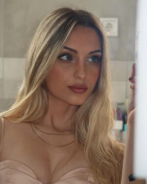 Miriam Martín Instagram - i got my eyes on you