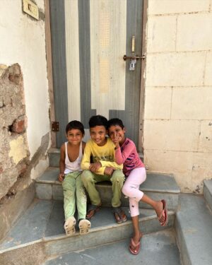 Miriam Martín Instagram - la india I 🇮🇳🐒 🍵 
1. 🐫
2. Estuvimos visitando un pueblo y una familia nos invitó a tomar el té 🫖 
3. solo me gustó a mi :) 
4. tengo mil fotos de peques ya que les encantaba hacerse fotos 🫶🏻 
5. el primer templo que visitamos. Jama Masjid 
6. para entrar nos pusieron una túnica a las chicas 
7. en mitad de la excursión nos encontramos a estos 🐒 y obviamente les tuve que dar 🍌 
8. 🕌
9. así son las calles de la india